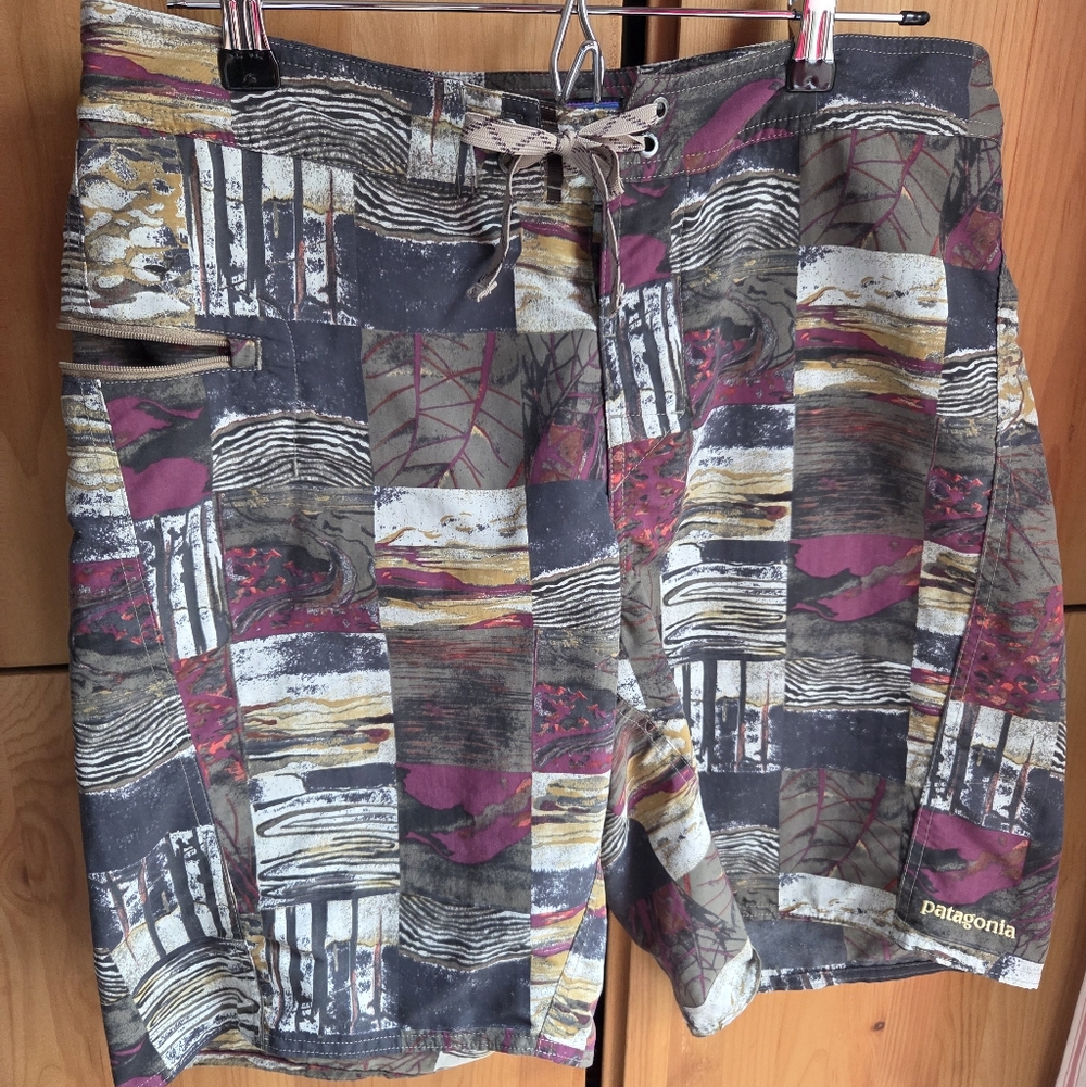 Patagonia Men's Wavefarer Abstract Patterned Board Shorts In Size 33